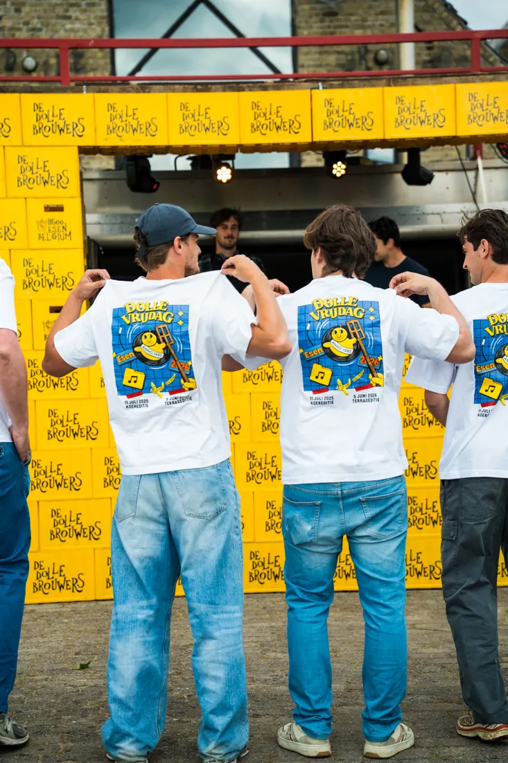 Het team in de Dolle Vrijdag-shirts